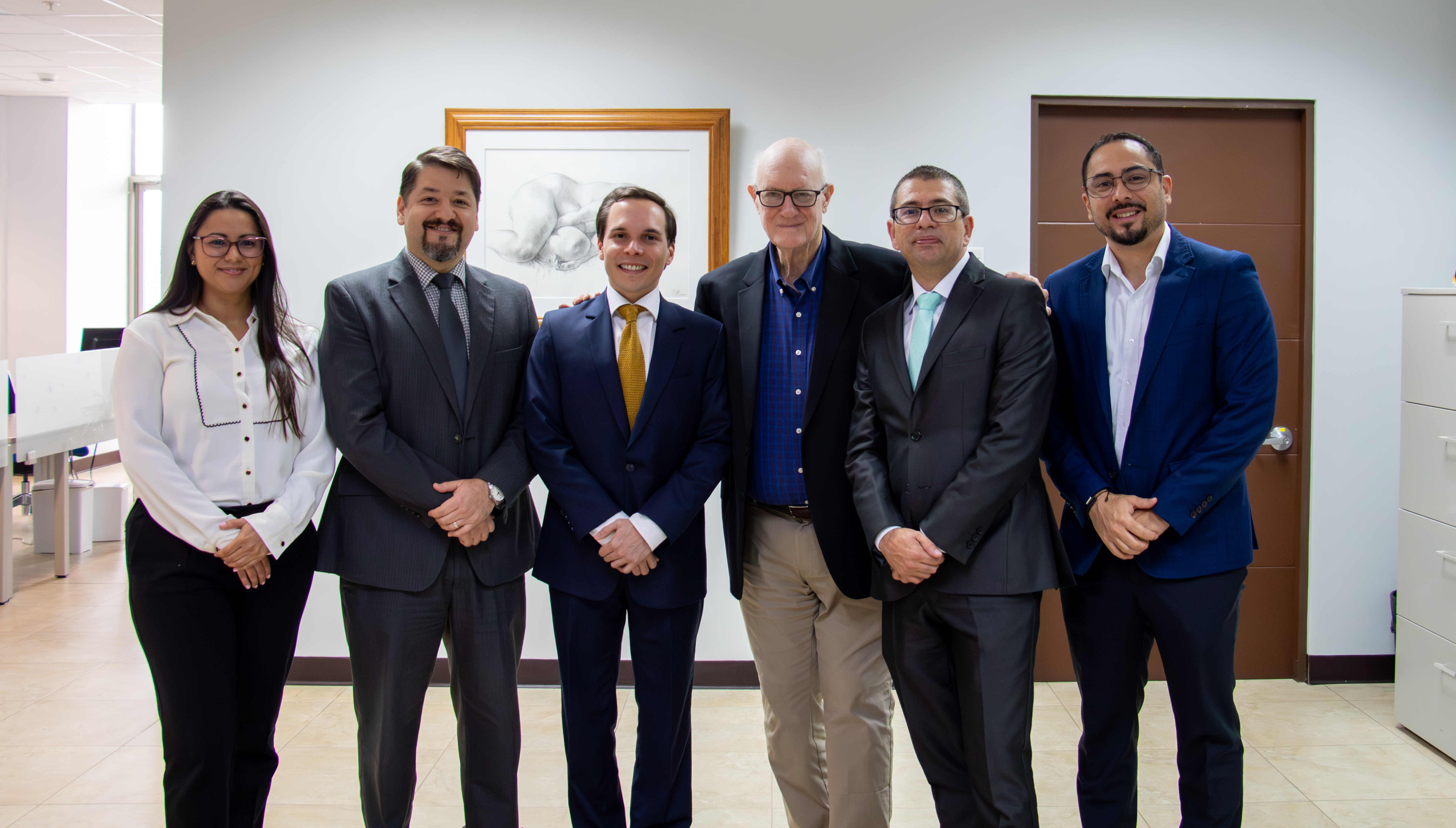 Fotografía de crocker con funcionarios del MICITT