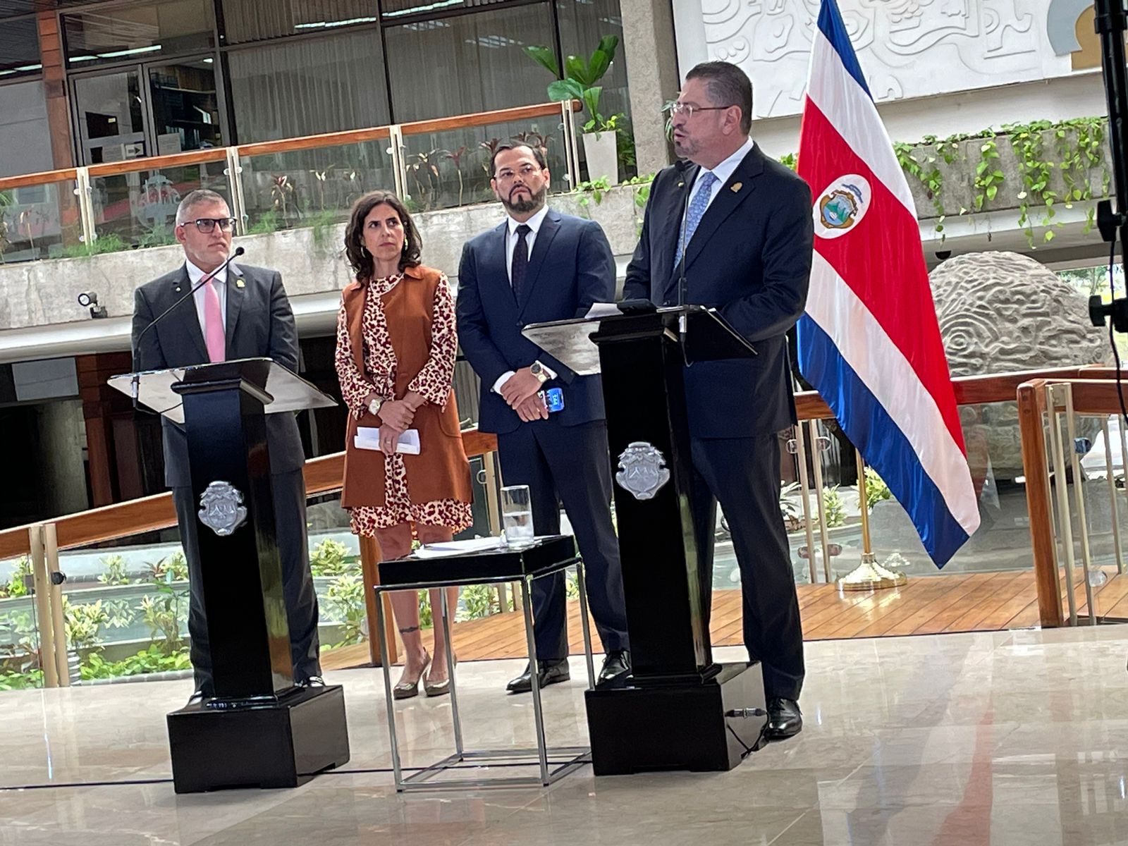 Jerarcas de MICITT, MOPT e ICE en conferencia de prensa con el Presidente de la República