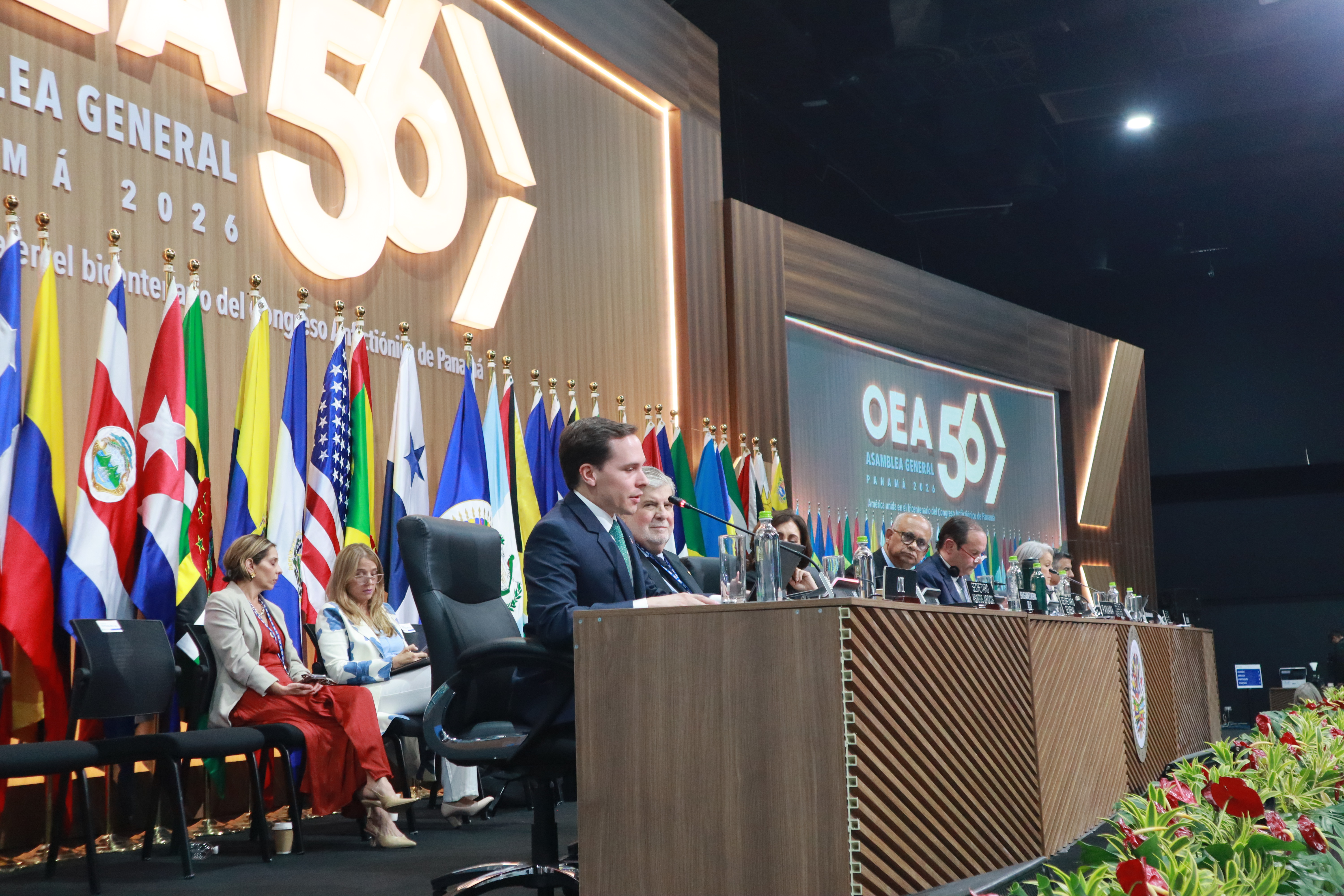 Fotografía de la intervención del Sr. Zeledón ante la Asamblea de La OEA