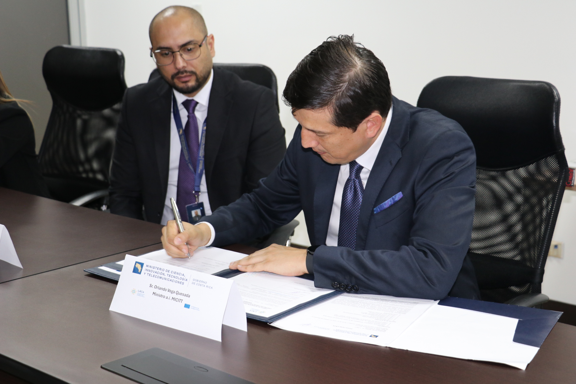 Firma oficial por parte del MICITT
