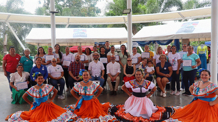 Empresarias y lideresas de Sarchí y Atenas durante su ceremonia de graduación del programa de cap